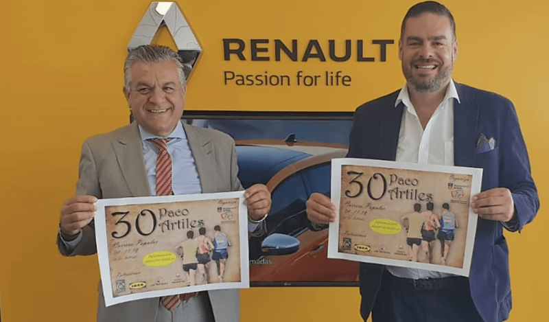 Pedro Segura (i) y Diego Ojeda (d) posando con el cartel de la prueba (Foto TA)